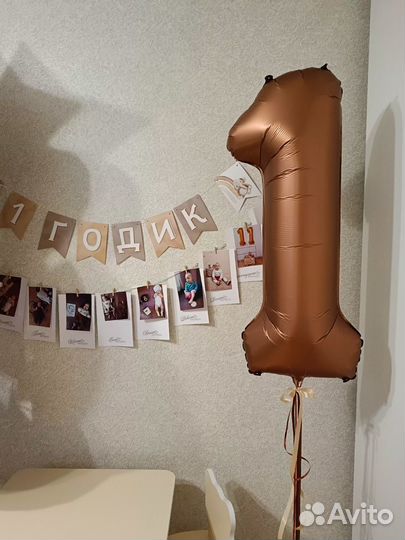 Фонтан из воздушных шаров и цифра 1