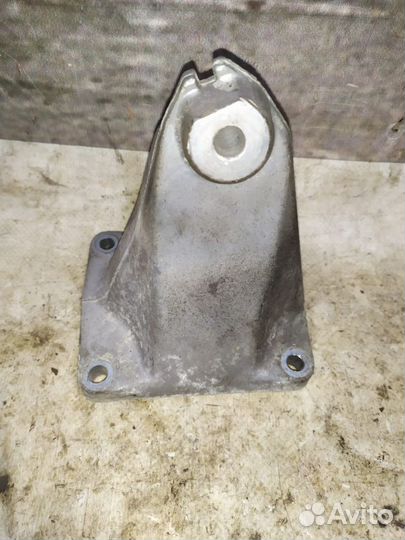 Кронштейн опоры двигателя mercedes W208 M111 мотор