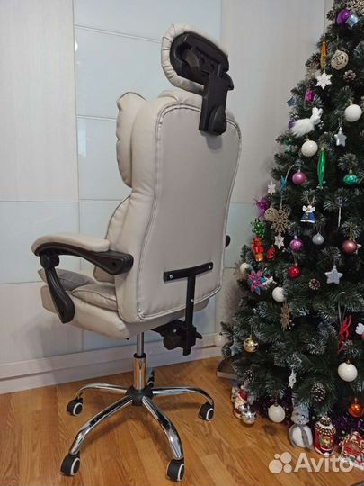 Офисное кресло с подставкой для ног