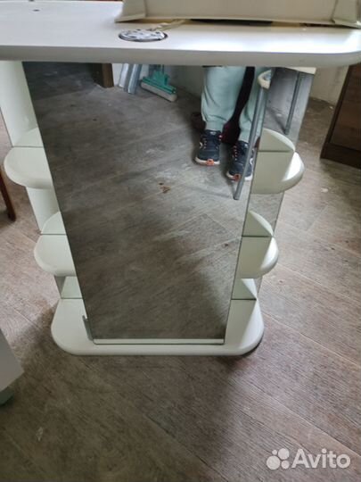 Тумба для раковины и зеркало с полками