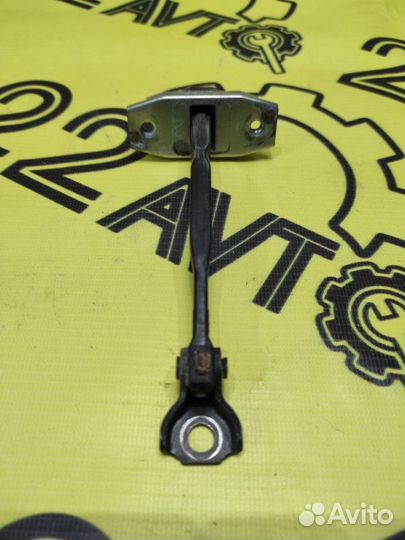 Ограничитель двери задний правый Toyota Camry