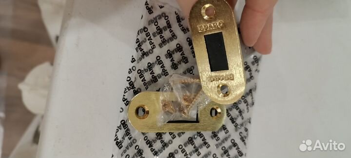 Магнитные защелки на двери