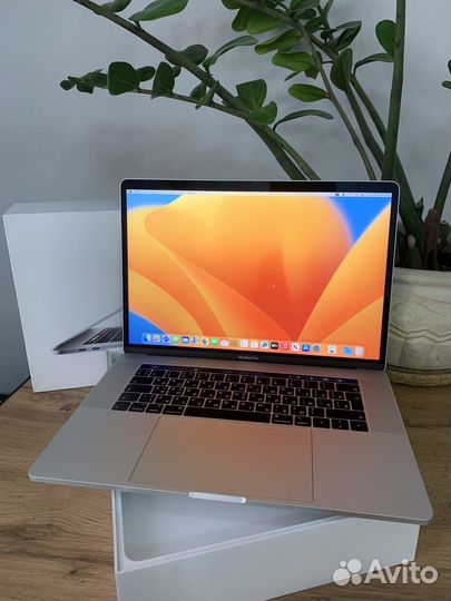 MacBook Pro 15 2018 i7 16gb 256gb практичный