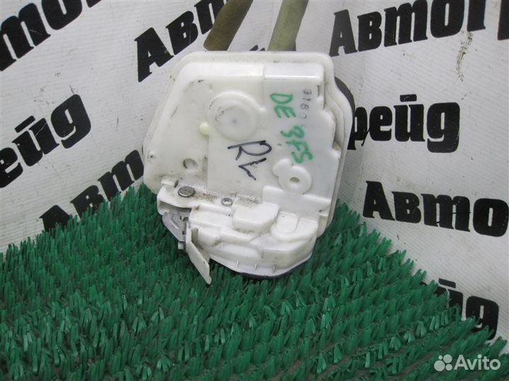 Замок двери задний левый Mazda Demio DE3FS ZJ