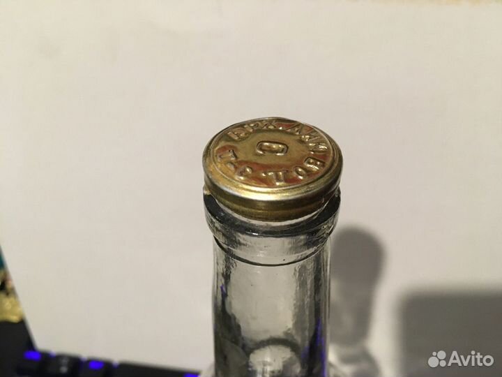 Пустая бутылка водки Столичная времен СССР