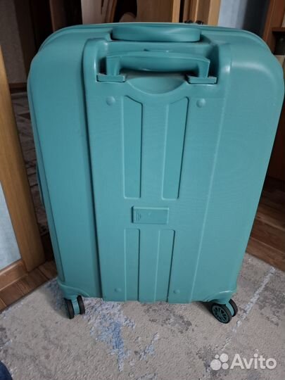 Чемодан на колесах размер m