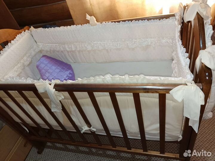 Детская кроватка с маятником