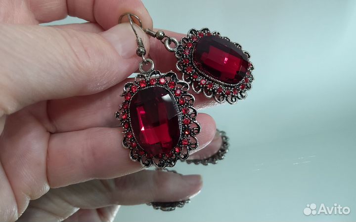 Серьги крупные с красными кристаллами.Бижутерия