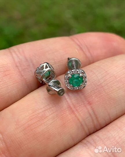 Серьги пусеты с изумрудом