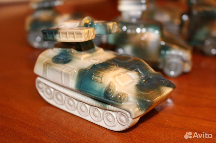 Фарфор из серии Модели военной техники.Танки