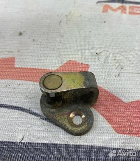 Петля замка двери передняя левая Peugeot 307