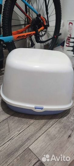 Закрытый лоток для кошек и игрушка для кота