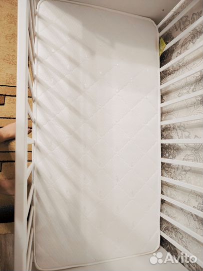 Детская кроватка с маятником и ящиком