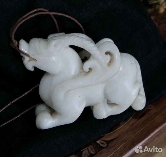 Нефрит Белый Дракон статуэтка-подвес