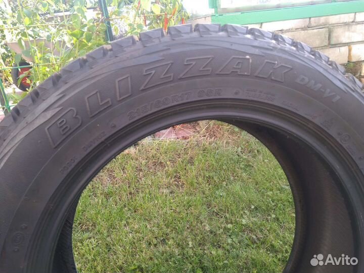 Bridgestone Blizzak DM-V1 215/60 R17 96R