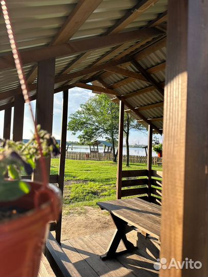 Пляж с беседками