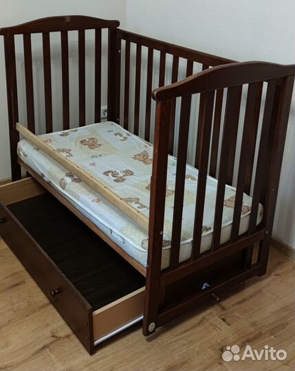 Детская кроватка с маятником и ящиком