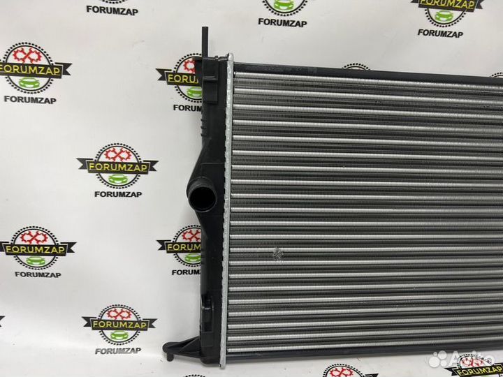 Радиатор охлаждения двигателя Renault Sandero