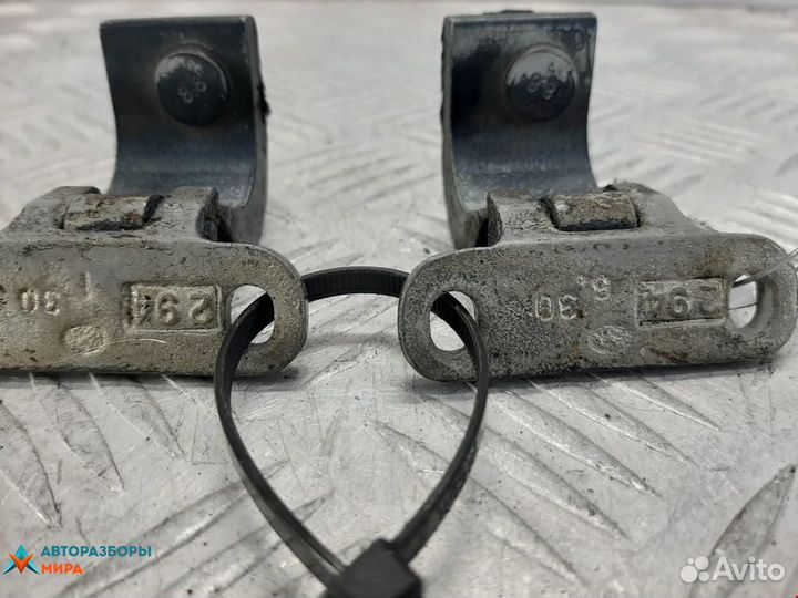 Петля крышки багажника Volkswagen Passat B5 рест