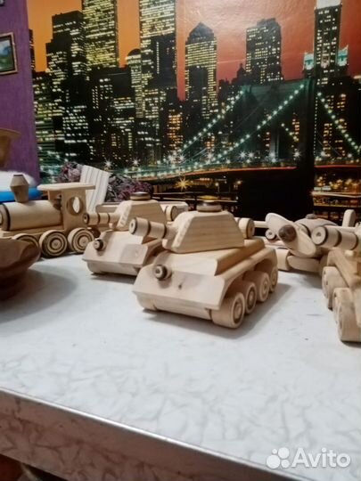 Деревянные игрушки (паравозик, танк, самолет и др)