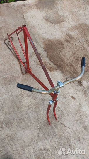 Рама с цепью, руль, вилка велосипеда 