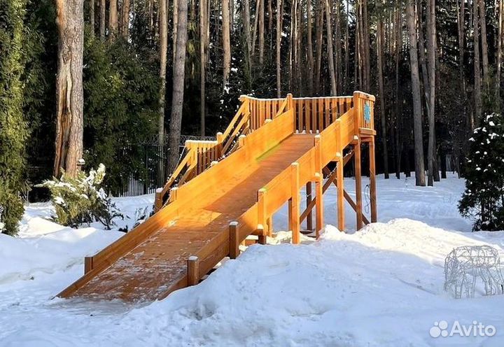 Зимняя деревянная горка 