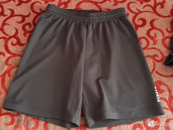 Детская футбольная форма и вратарские перчатки