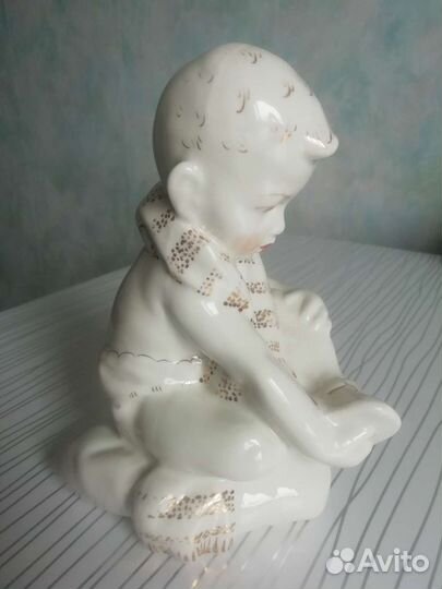 Фарфор СССР. Мальчик на подушке одевает сандали