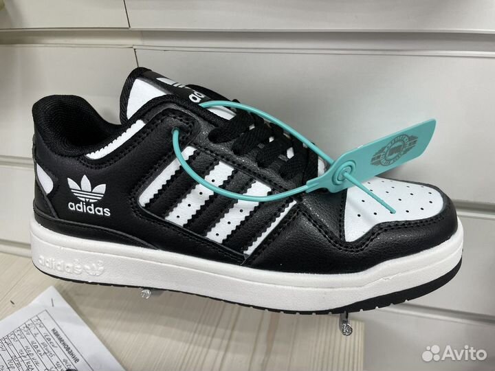 Кроссовки adidas белые