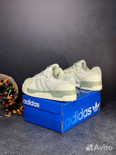 Кроссовки женские Adidas Forum