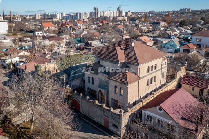 Коттедж 570 м² на участке 11 сот.