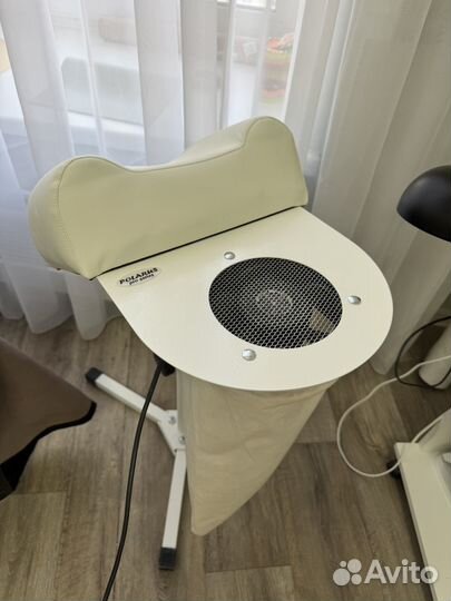 Маникюрный стол и вытяжка