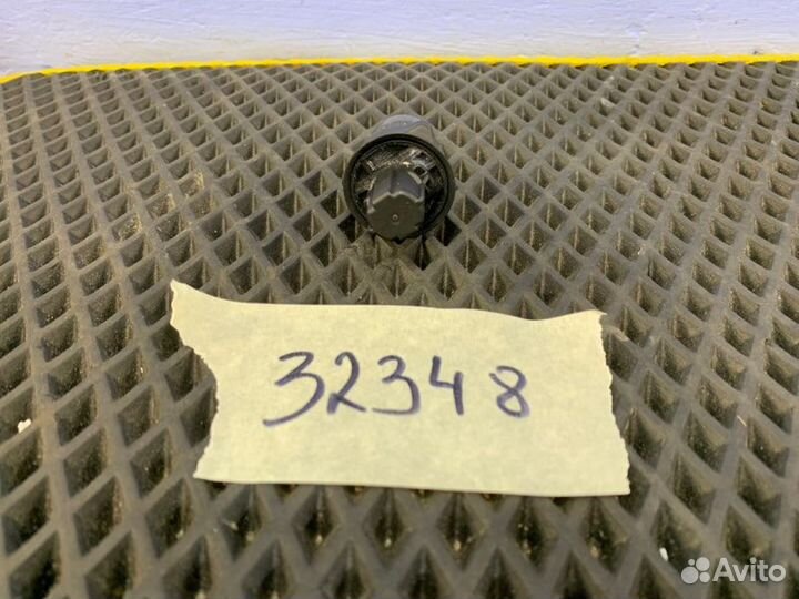 Отбойник крышки багажника Renault Duster 2