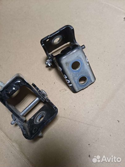 Петля двери Peugeot 301