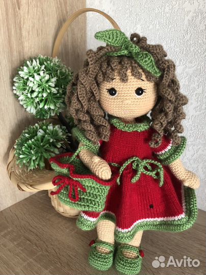 Вязаная кукла ручной работы