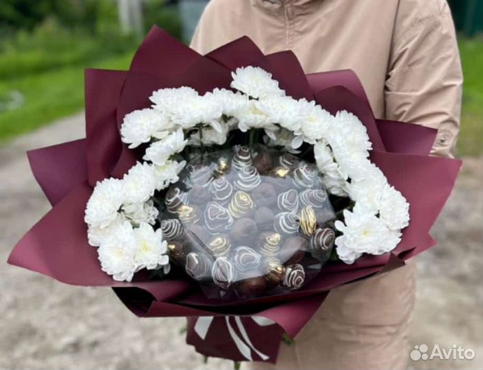 Клубника в шоколаде с цветами