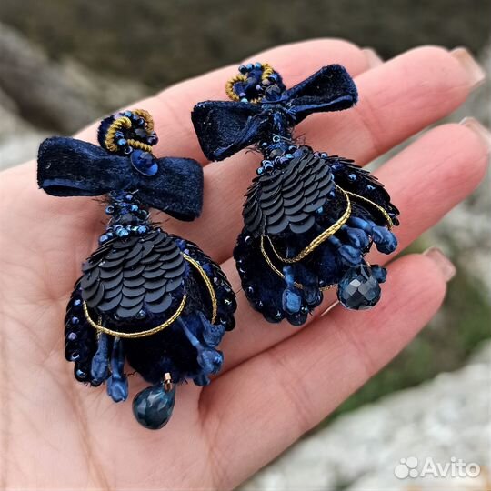 Серьги-пусеты ручной вышивки с топазами