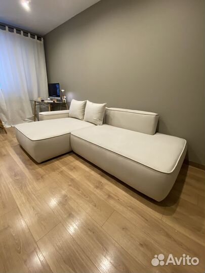 Современный угловой диван кровать