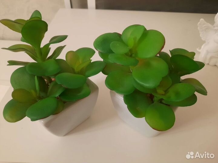 Искусственный цветок в горшке