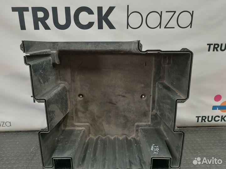 1368673 Ящик инструментальный правый