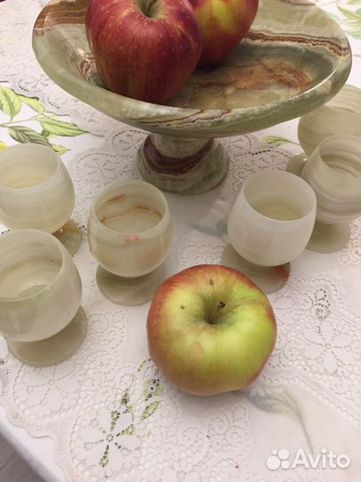 Рюмки и ваза из оникса