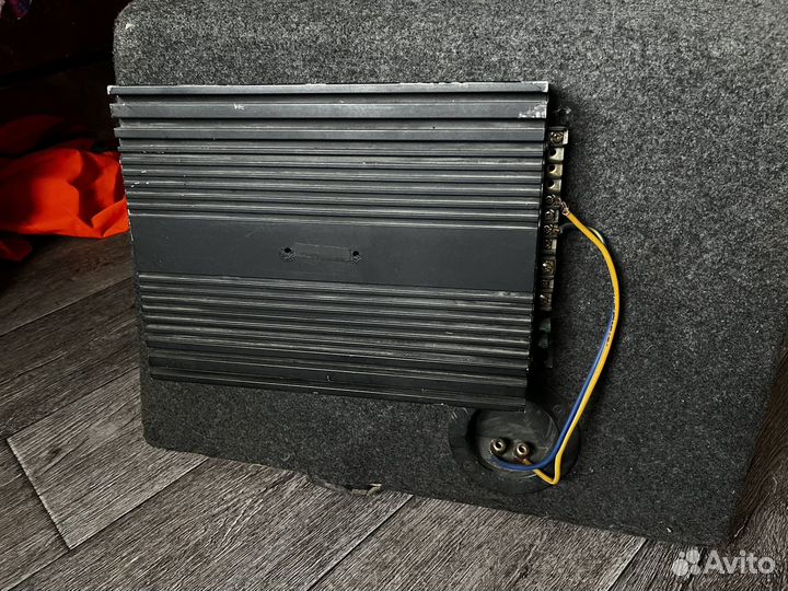 Автомобильный сабвуфер с усилителем