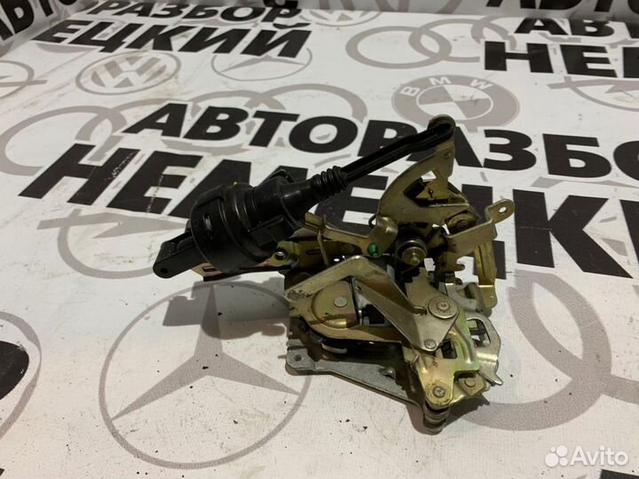 Замок двери задний левый Mercedes-Benz W210