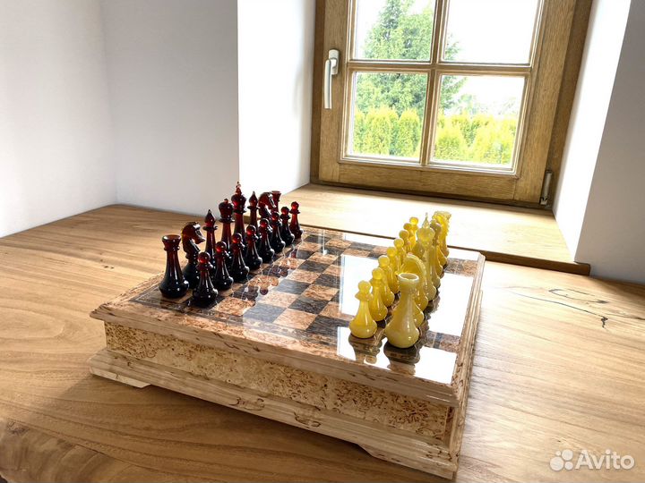 Шахматы из янтаря в ларце из карельской березы