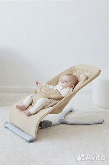 Шезлонг Hugger от Happy Baby