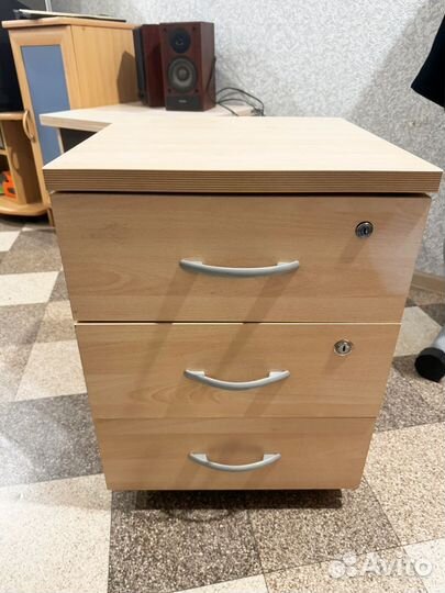 Тумба на колесах