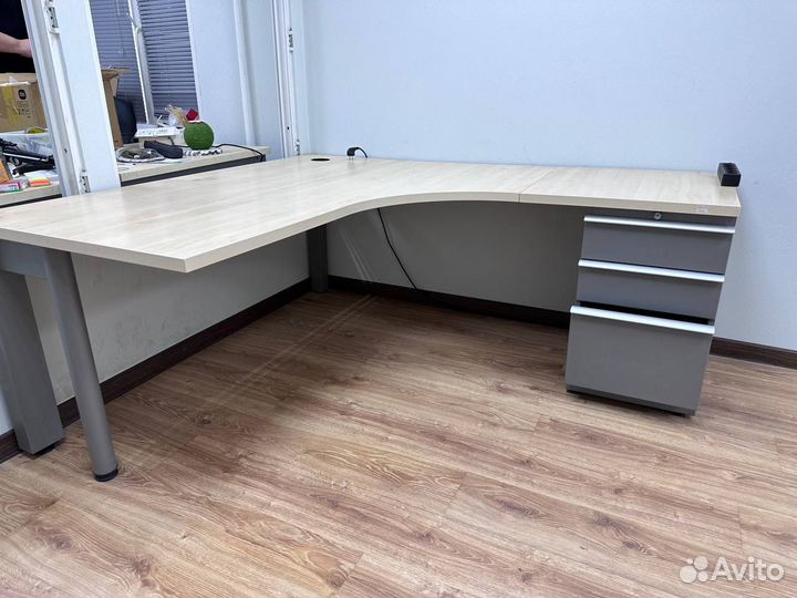Стол офисный угловой с тумбой