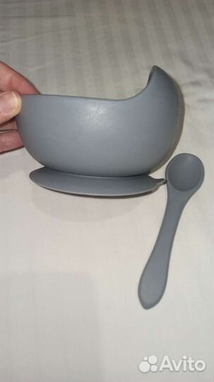 Детская посуда на липучке и слюнявчик нагрудник