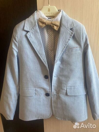 Пиджак с рубашкой и бабочка