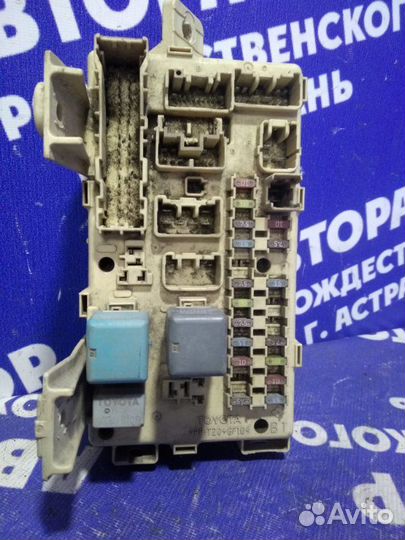 Блок предохранителей салона Toyota Avensis седан